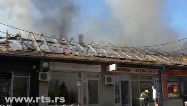 ВЕЛИКИ ПОЖАР У ЦЕНТРУ ВАЉЕВА: Ватра букнула у ресторану брзе хране, гори шест локала (ВИДЕО)