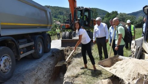 VUJOVIĆ U GORNJEM MILANOVCU: Ministarka obišla početak radova na izgradnji kanalizacione mreže