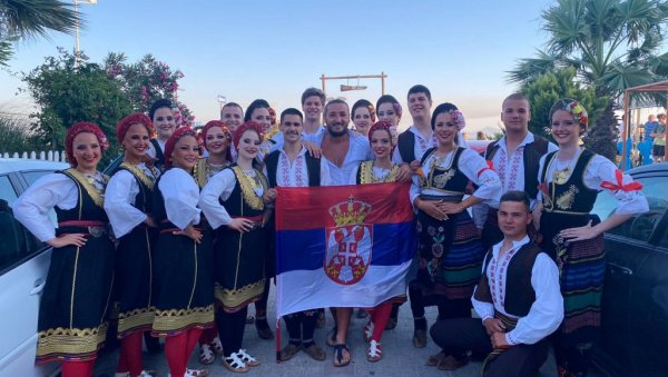 СРПСКО КОЛО ЗАДИВИЛО ТУРСКУ: Више од 1.500 фолклораша са Балкана учествовало на фестивалу на обалама Егејског мора (ФОТО)