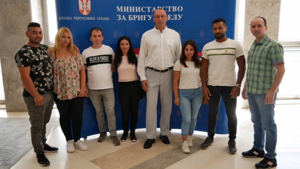 СЕОСКЕ КУЋЕ ЗА МЛАДЕ ПАРОВЕ: Још три уговора за Параћин потписана у Министарству