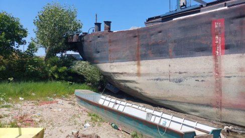 СЛИКЕ И СНИМЦИ ИЗ РИТОПЕКА: Брод се насукао на обалу и срушио терасу кафане (ФОТО/ВИДЕО)