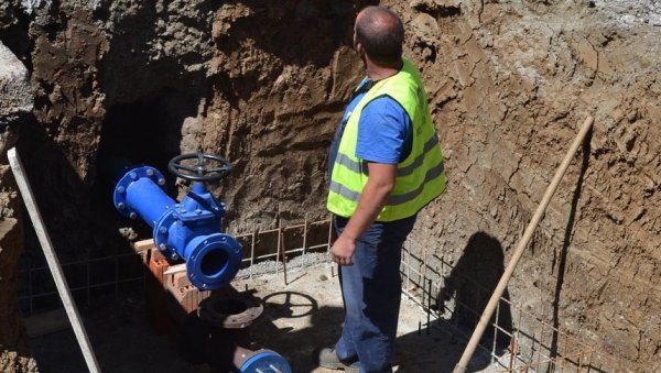 КОСОВСКА ОПЕТ РАСКОПАНА: Једна од најпрометнијих улица у Крушевцу поново је градилиште и биће затворена до јесени