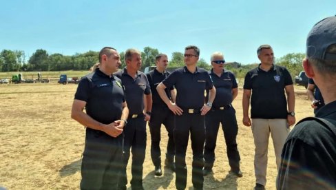 VULIN STIGAO U SLOVENIJU: Ministar obišao srpske vatrogasce koji pomažu u borbi sa požarom (FOTO/VIDEO)