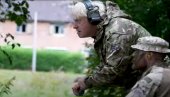 BORIS DŽONSON SA GRANATOM U RUCI: Britanski premijer se igrao rata sa ukrajinskim vojnicima (VIDEO)