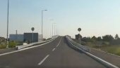 NA POZIV GRAĐANA BATAJNICE: Vesić automobilom obišao novi nadvožnjak (VIDEO)
