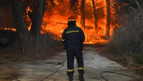 BORBA SA VATROM I U GRČKOJ: Bukte šumski požari, evakuacija ljudi na ostrvu Lezbos (FOTO)