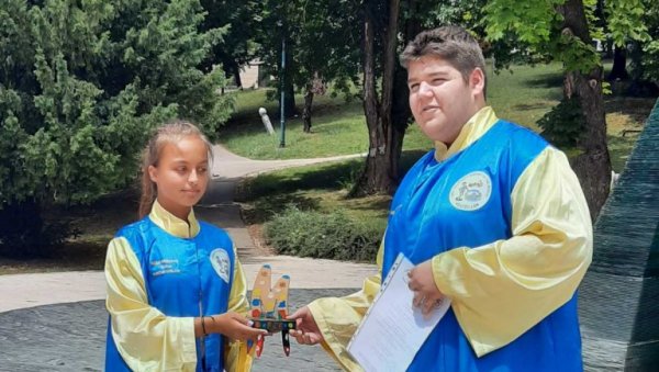 ДЕЧЈА СТОЛИЦА У МИСИЈИ МИРА: Делегација амбасаде Међаши код Бијељине путује у Њујорк