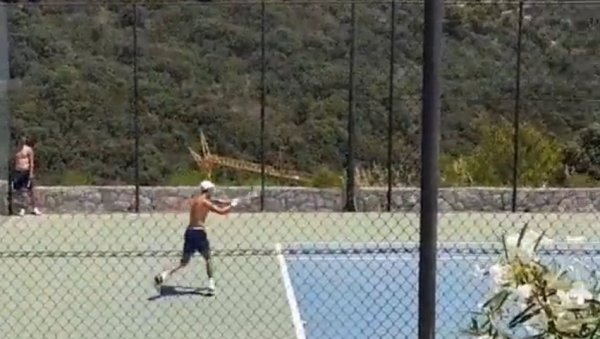 НОВИ ИМИЏ, СТАРИ НОВАК: Ђоковић се трансформисао и вратио на тениске терене! Српски ас испунио снове хрватском дечаку