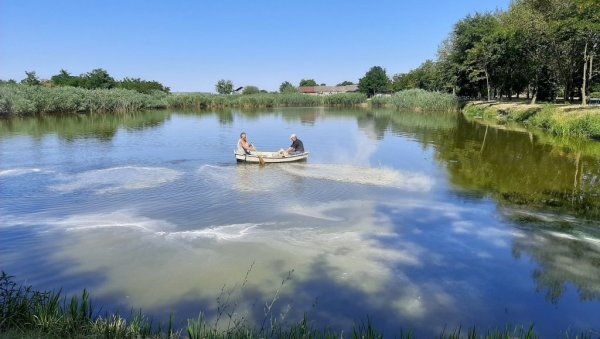 ЈАМУРИНА СПАСЕНА ОД ИСУШИВАЊА: Успешном заједничком акцијом Чокани сачували језеро, омиљено место риболоваца