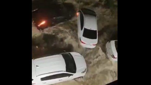 DRAMATIČNE SCENE U RUSIJI: Proglašena vanredna situacija zbog kiša, automobili plutaju ulicama (VIDEO)