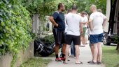 SEKIROM UBIO UJNU: Stravičan zločin juče po podne u Ulici Branka Plećaša u Zemunu