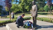 BLAGO ONOME KO DOVIJEKA ŽIVI...: Selaković položio venac na spomenik Gavrilu Principu