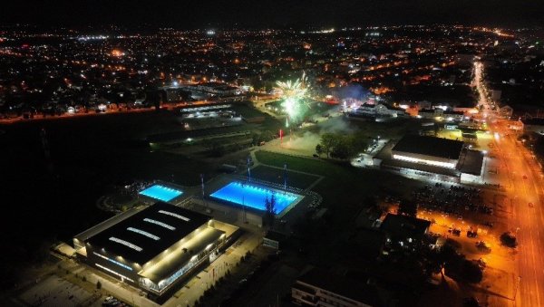 СВЕЧАНО ОТВОРЕНИ ГРАДСКИ БАЗЕНИ У ШАПЦУ: Ватромет за памћење, први купачи - ватерполо шампиони