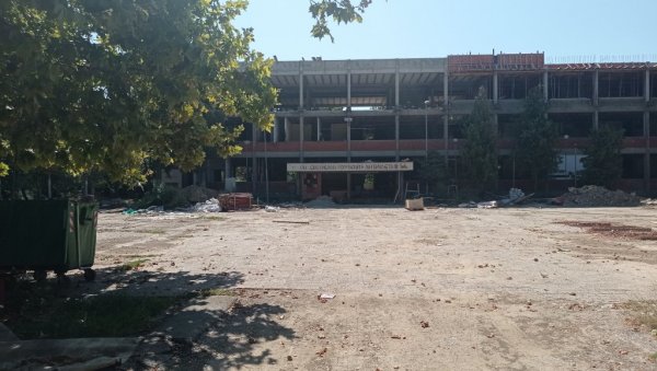 РАДОВИ НА ШКОЛИ У ОКТОБРУ: Секретар Петровић данас са родитељима ОШ Митраљета