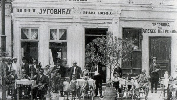 СКРИВЕНО БЛАГО ИЗ ПОРОДИЧНИХ АЛБУМА: Књига Испред и иза кулиса чува од заборава Београд и Београђане којих више нема