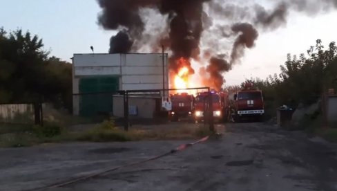 ПЛАМЕН ВИСОК ДЕСЕТИНЕ МЕТАРА: Пожар у складишту нафте у Доњецку последица украјинског гранатирања (ВИДЕО)