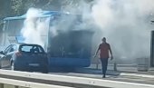AUTOBUS GORI, A ON VADI STVARI: Prvi snimak drame na Tošinom bunaru - dim kuljao iz vozila na sve strane (VIDEO)