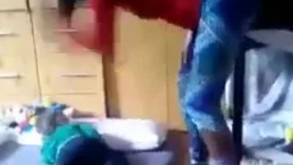 (УЗНЕМИРУЈУЋИ СНИМАК) МАЈКА ИЗ ОБРЕНОВЦА ТУЧЕ ДЕТЕ (3): Малишан се заценио од плача