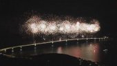 TEŽAK JE KAO 30 AJFELOVIH TORNJEVA: Uz vatromet svečano otvoren Pelješki most (VIDEO)