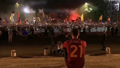 OVO JE FUDBAL, ČISTA EMOCIJA! Roma predstavila Dibalu, 50.000 ljudi na ulicama napravilo spektakl (VIDEO)