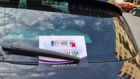 NEMA PREDAJE - KM OSTAJE: Flajeri sa snažnom porukom osvanuli na automobilima građana u Kosovskoj Mitrovici (FOTO)