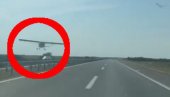 ЗАСТРАШУЈУЋА СЦЕНА НА АУТОПУТУ КОД ШИМАНОВАЦА: Авион летео на пола метра од возила (ВИДЕО)