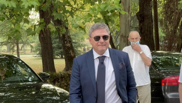 ПИКСИ, ВИДИМО СЕ, БРАТЕ! Кад Нишије виде да је Драган Стојковић Пикси дошао на меч Радничког (ВИДЕО)