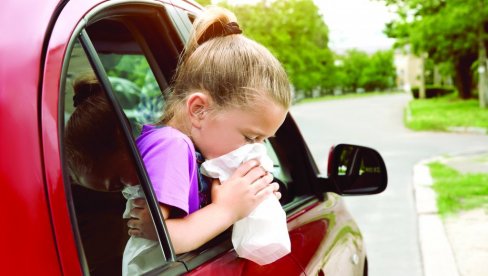 ЗА ТРАГЕДИЈУ ЈЕ ДОВОЉНО ПЕТ МИНУТА Лекари упозоравају: Не остављајте децу саму у аутомобилу на врућини