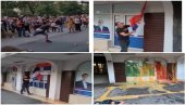 VANDALIZAM U NOVOM SADU: Demonstranti uništili srpsku zastavu i prostorije SNS (VIDEO)