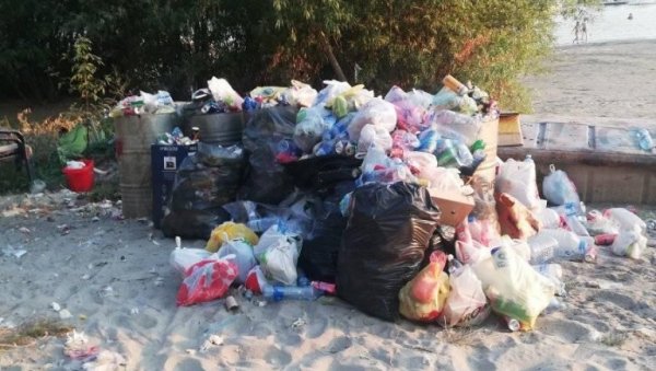 РАЗБАЦАНО СМЕЋЕ НА БЕЛОЈ СТЕНИ: Популарна панчевачка плажа постала ругло, радници јавног комуналног предузећа Хигијена затичу хаос