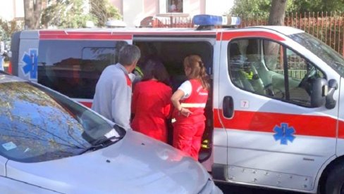 AUTOMOBIL UDARIO DETE: Povređeno u Sremskoj Kamenici, prevezeno u bolnicu