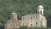 MRZE SVE ŠTO JE SRPSKO, PA I SVETINJE: Institucije i zaštitari osudili demoliranje kapije Crkve Svetog Spasa u Prizrenu