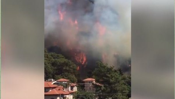 ГОРИ ХОТЕЛ У ЕКСКЛУЗИВНОМ ОДМАРАЛИШТУ У ТУРСКОЈ: Ватра гута и стамбена подручја (ВИДЕО)