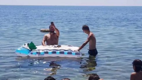 NEVEROVATNA SCENA: Sveštenik u kupaćem održao misu u moru, reagovala policija (FOTO)