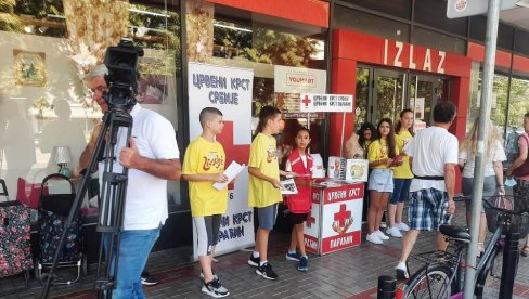 ПОВОДОМ СВЕТСКОГ ДАНА ЗДРАВЉА: Штанд Црвеног крста и Дома здравља у центру Параћина