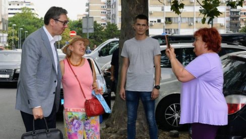 SELFI SA VUČIĆEM: Predsednik oduševio dame ispred predsedništva SNS (FOTO)