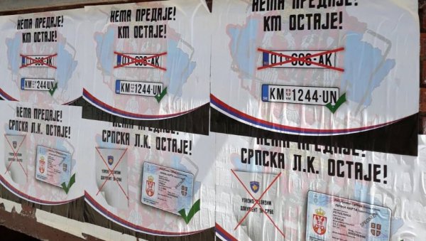НЕМА ПРЕДАЈЕ, СРПСКА ЛИЧНА КАРТА ОСТАЈЕ: Плакати у северном делу Митровице након новог скандала Приштине
