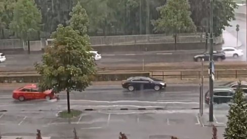 SNAŽNO NEVREME POGODILO SARAJEVO I MOSTAR: Pljuskovi, poplavljene ulice, vetar, grmljavina i pad temperature za 10 stepeni (VIDEO)