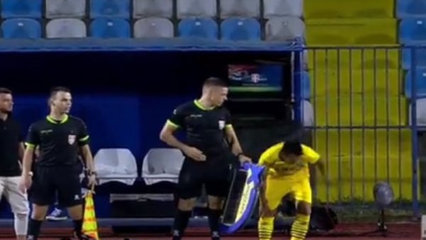 НЕВЕРОВАТНА СЦЕНА ИЗ СРПСКОГ ФУДБАЛА: Судија семафором повредио играча, умало да не заигра (ВИДЕО)