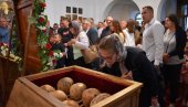 У ЈАМИ, УБИЈЕНИ ОД УСТАШКЕ РУКЕ, ЗАВРШИЛО ЈЕ 1.600 СРБА: На Ливањском пољу служeна прва литургија новим свецима (ФОТО)
