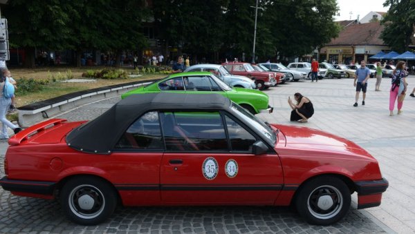 ШОФЕРСКА НОСТАЛГИЈА НА ЧЕТИРИ ТОЧКА: Рели олдтајмера одржан у Краљеву и у Врњачкој Бањи