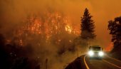 ПАКАО У КАЛИФОРНИЈИ: Пожар спалио 21.000 хектара земље, евакуисано 2000 људи, горе и куће  (ФОТО)