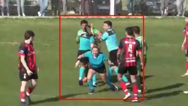 СРАМАН ИНЦИДЕНТ ЗГРОЗИО ПЛАНЕТУ: Фудбалер нокаутирао судију, од силине ударца пала на траву (ВИДЕО)