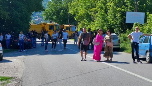 СТРЕПЕЛИ СМО ДА ОПЕТ НЕ ПУЦАЈУ У НАШЕ ЉУДЕ: Новости код чувеног крста у Рудару,  где су Срби пресекли магистралу у знак протеста