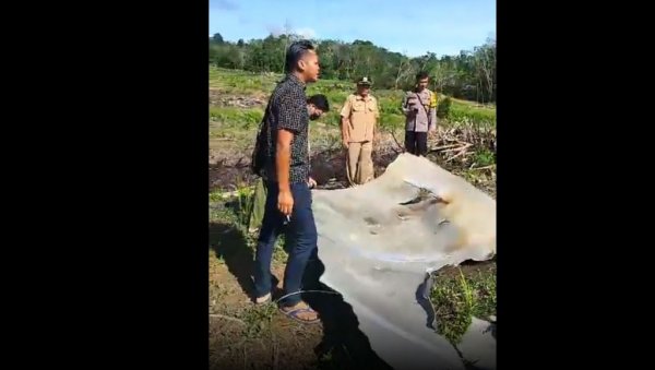 БИЛА ЈЕ ТЕШКА 22 ТОНЕ: Срећа да нико није погинуо - Џиновски делови кинеске ракете завршили на Борнеу (ВИДЕО)