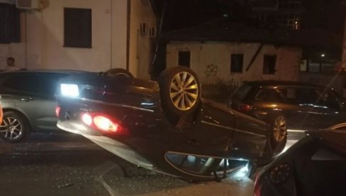 ПАСАТ ЗАВРШИО ПРЕВРНУТ НА КРОВ: Несвакидашња саобраћајна несрећа у Крагујевцу, повређено више особа, оштећена још три аутомобила (ВИДЕО)
