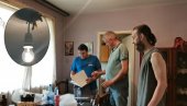 ZAPLAKAO SAM KAD SE SIJALICA UPALILA: Junak sa Košara posle osam godina dobio struju u stanu u Kruševcu (VIDEO)