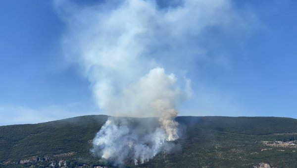 ПОЖАР У ЊИВИЦАМА СЕ ШИРИ: Ватра угрожава куће