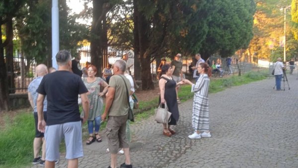 БЕЗ МАСОВНОГ ОДЗИВА: Десетак грађана испред Горице се бунило против потписивања Темељног уговора (ФОТО)