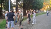 BEZ MASOVNOG ODZIVA: Desetak građana ispred Gorice se bunilo protiv potpisivanja Temeljnog ugovora (FOTO)